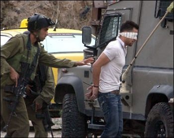قوات الاحتلال تعتقل مواطنين في طمون وتسلم آخراً تبليغاً لمراجعة مخابراتها في الخليل.