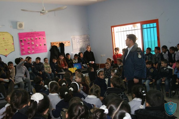 الشرطة تبدأ بتنفيذ المرحلة الثانية من محاضرات التوعية لطلبة المدارس في قلقيلية