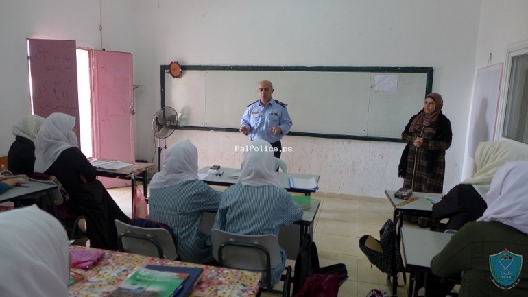 الشرطة تنظم سلسلة محاضرات توعية شرطية لطلبة المدارس في قلقيلية