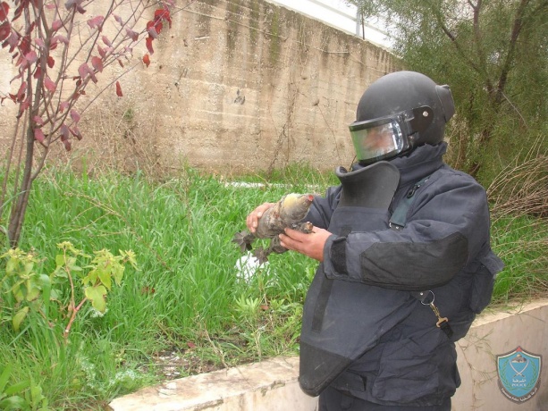 الشرطة تتلف أجسام مشبوهة ببلدة بيت فوريك شرق نابلس.