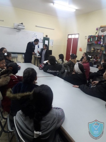 الشرطة تنظم محاضرة توعية حول السلامة المرورية لطالبات مدرسة ابوعبيدة برام الله