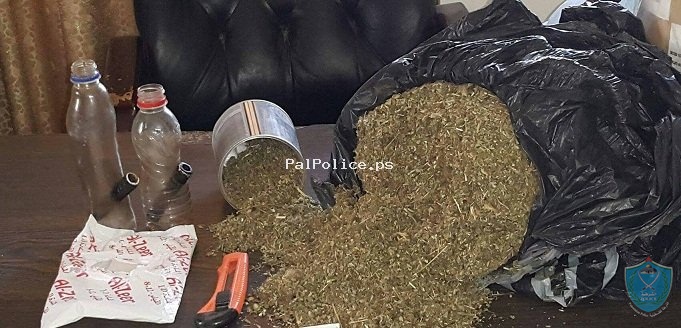 الشرطة تضبط كيلو ونصف من الماريجوانا المخدرة في الخليل