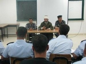مفتي اريحا يلقي محاضرة  دينية حول " حرمة المخدرات في الاسلامية " في كلية الشرطة باريحا