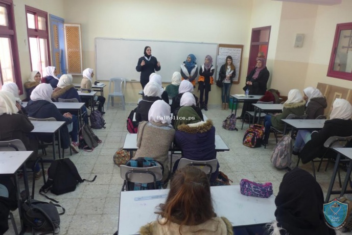 الشرطة تنظم  محاضرتين توعية في مدرسيتي في محافظة نابلس.