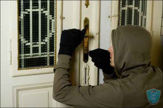 الشرطة تلقي القبض على شخص أثناء قيامه بسرقة منزل في الخليل