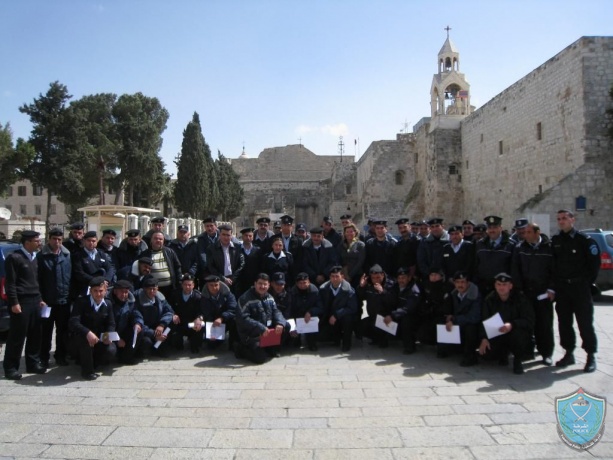 الشرطة تخرج المشاركين بدورة تدريبية في بيت لحم